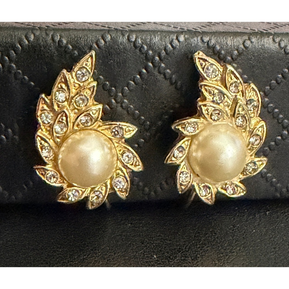 Vintage ]Rhinestone Earrings Screw Backs Japan Gold Tone Simulated Pearl